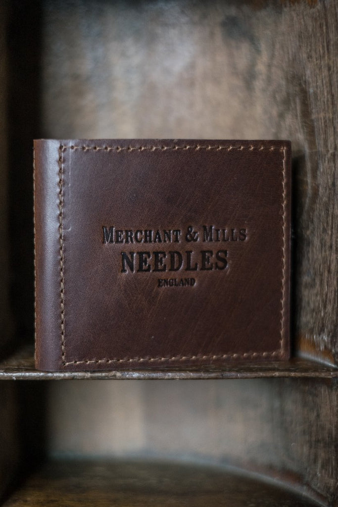 Set de Agujas y Tijeras en Estuche de Cuero Estilo Antiguo <br> Leather Needle Wallet