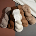 Madeja Eco Puna Amano Yarns – 100% baby alpaca natural sin teñir en color crudo, ideal para prendas suaves, cálidas y ecológicas.