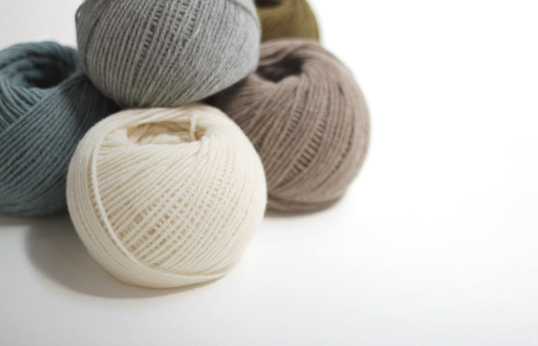 Ovillo de lana Airy Wool Alpaca de la marca japonesa Daruma. Mezcla exclusiva de lana merino y royal baby alpaca en grosor sport, hilada con aire para máxima ligereza.