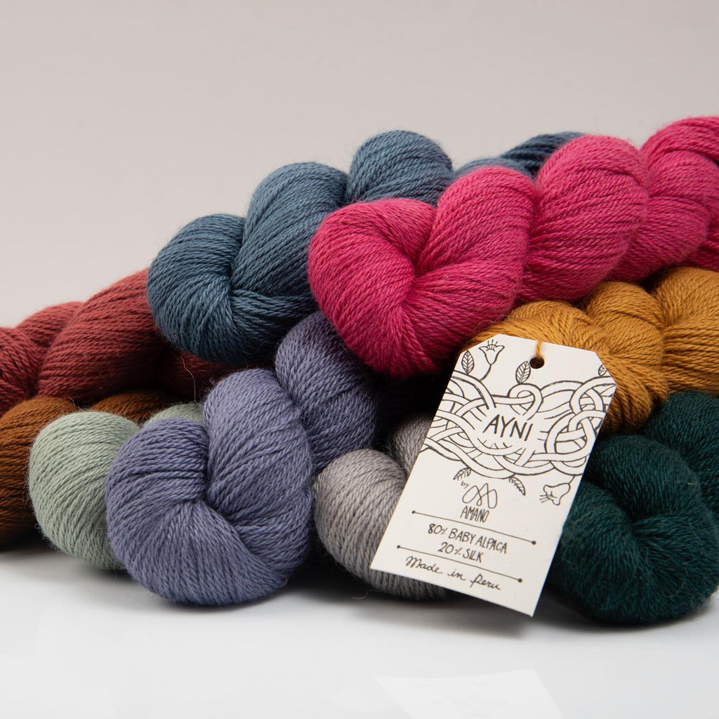 Madeja de lana fina Ayni de Amano Yarns. Mezcla de grosor Fingering con 80% Baby Alpaca y 20% Seda, ideal para tejer chales y chalecos elegantes a palillos.