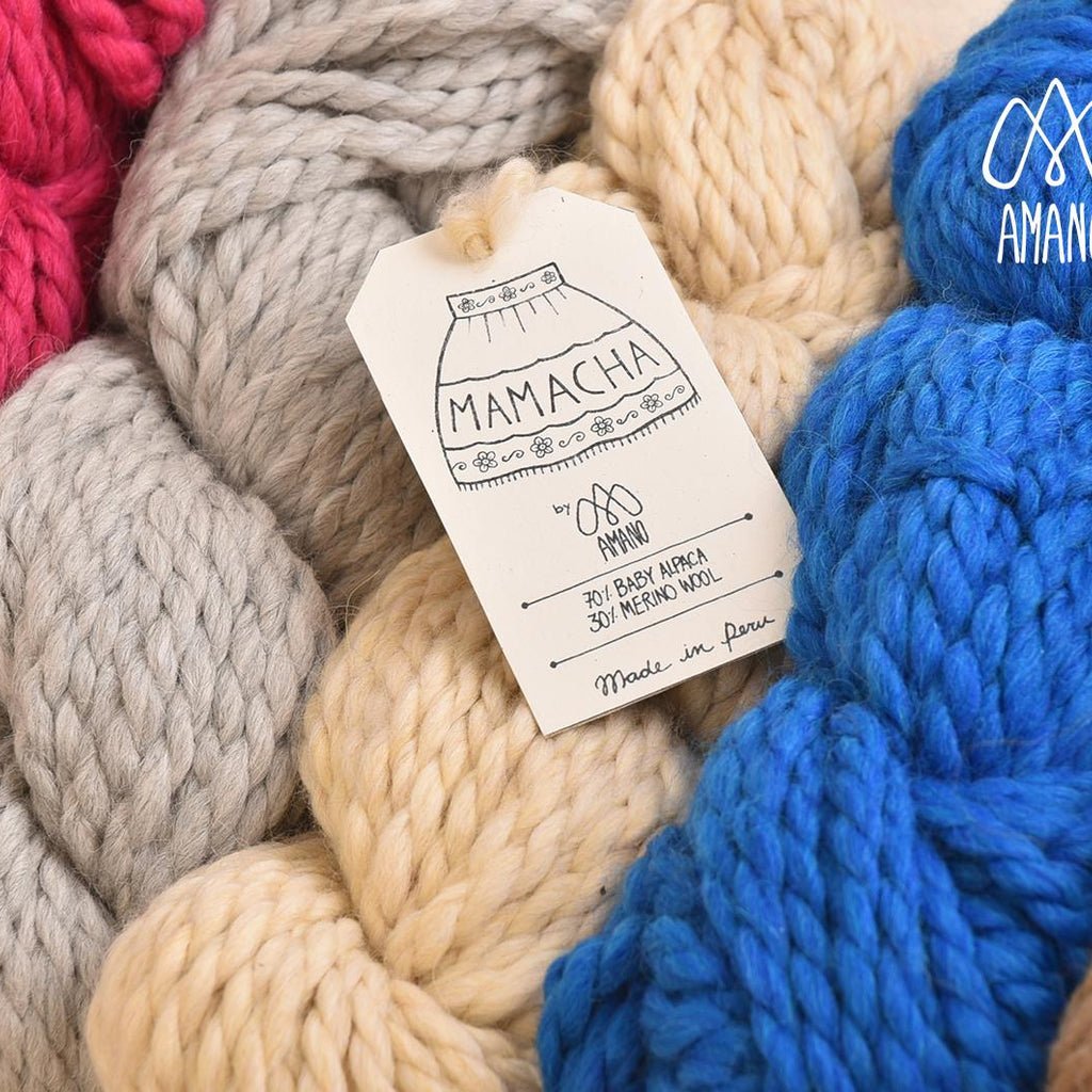 Madeja de lana gruesa Mamacha de Amano Yarns. Mezcla de grosor Bulky con 70% Baby Alpaca y 30% lana Merino, ideal para tejer chalecos de invierno con palillos grandes.