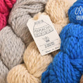 Madeja de lana gruesa Mamacha de Amano Yarns. Mezcla de grosor Bulky con 70% Baby Alpaca y 30% lana Merino, ideal para tejer chalecos de invierno con palillos grandes.
