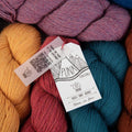 Madeja de lana Puna Trazable de Amano Yarns. Hilado grosor DK 100% Baby Alpaca, ideal para tejer chalecos y accesorios a palillos.