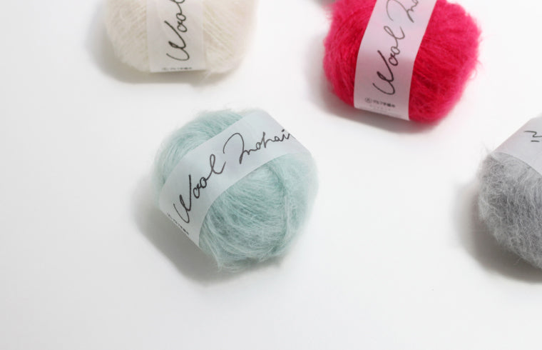 Ovillo de lana Wool Mohair de la marca japonesa Daruma. Mezcla gruesa de Kid Mohair y Lana Merino en grosor Worsted, ideal para tejer chalecos esponjosos a palillos.
