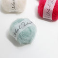 Ovillo de lana Wool Mohair de la marca japonesa Daruma. Mezcla gruesa de Kid Mohair y Lana Merino en grosor Worsted, ideal para tejer chalecos esponjosos a palillos.