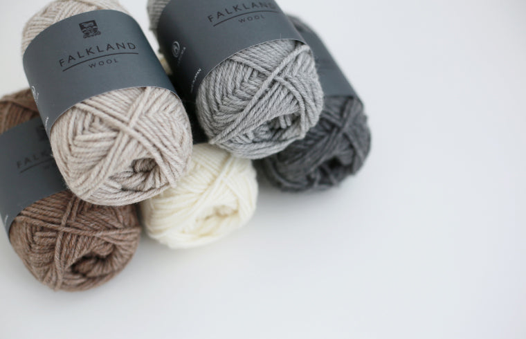 Ovillo de lana Falkland Wool de Daruma en colores naturales sin teñir. Mezcla ecológica de oveja Falkland y baby alpaca en grosor Aran, ideal para tejer chalecos con trenzas.