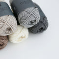 Ovillo de lana Falkland Wool de Daruma en colores naturales sin teñir. Mezcla ecológica de oveja Falkland y baby alpaca en grosor Aran, ideal para tejer chalecos con trenzas.