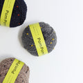 Ovillo de lana Pom Pom Wool de la marca japonesa Daruma, hilado grueso con coloridos pompones incorporados en la hebra, ideal para tejer gorros y cuellos.