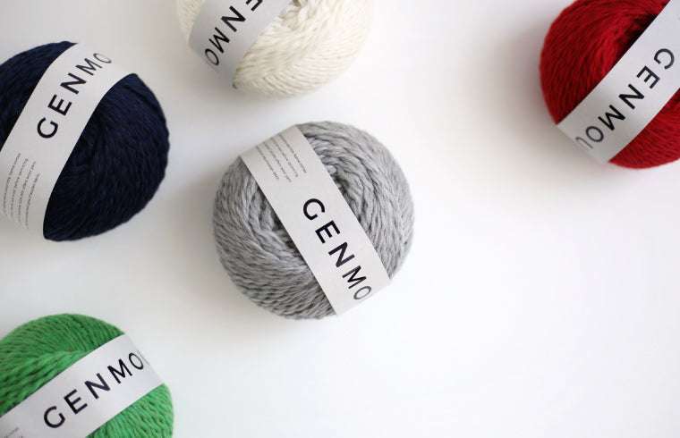 Ovillo de lana merino Genmou de la marca japonesa Daruma, de textura esponjosa tipo vellón en grosor DK, ideal para tejer chalecos ligeros a palillos.